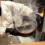 薪鳥新神戸 - 炒めたてのそぼろ　炊き立ての土鍋　薪の香りを閉じ込める