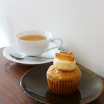 燈日 - キャロットケーキ（560円） カモミールティ－（650円） ドリンクセット割（－50円）