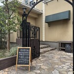 パンとお菓子と小さなレストラン bee - お店の外観