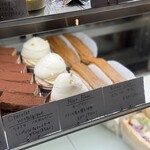 パンとお菓子と小さなレストラン bee - ショーケースの中のケーキたち