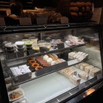パンとお菓子と小さなレストラン bee - ショーケースの中のケーキたち
