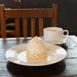 パンとお菓子と小さなレストラン bee - モンブラン（880円） ホットコーヒー（500円）