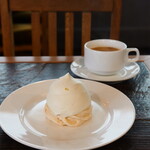 パンとお菓子と小さなレストラン bee - モンブラン（880円） ホットコーヒー（500円）