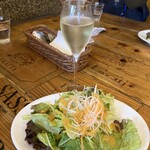 ピッツェリア パーレンテッシ - スパークリングワイン¥880とランチサラダ