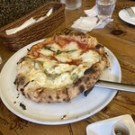 ピッツェリア パーレンテッシ - マルゲリータと色々チーズでハーフ＆ハーフ　オーガニックのクローバー蜂蜜添え　¥3190