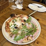 ピッツェリア パーレンテッシ - 辛いソーセージとオリーブのビスマルクとプロシュートコットとルッコラのサラダ風　ハーフ＆ハーフ　¥2250