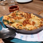 ビストロ ドゥーブルオーンズ - パッケリに詰めた秋鮭とほうれん草とズワイガニのグラチネ