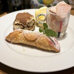 ピッツェリア トラットリア ダ オカピート - ラズベリーとマスカルポーネのカンノーリ イチジクのジェラート ティラミス レモンティラミス