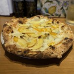 ピッツェリア トラットリア ダ オカピート - とっても甘いりんごと金柑 甘じょっぱい絶品ピッツァ