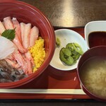 浜焼き 浜風 - 【本日のランチ②】しんみなと丼。白エビとホタルイカと紅ズワイガニと富山湾のスター達が勢揃いです。