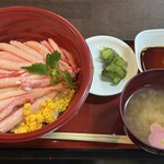 浜焼き 浜風 - 【本日のランチ①】カニ丼。ご飯が見えない程の紅ズワイガニが乗せられています。