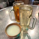 ソウルオモニ - 手前がミニマッコリ、私は梅サワー