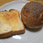 ブランジェ浅野屋 - 右は前のお店の食パン。あんフランス