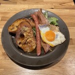 PARK STAND TOKYO 清澄白河 - プレートA  ベーコンエッグとソーセージとグリーンサラダ　これにメープルシロップが小さなボトルが付き、お好み量をかけて食する