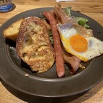 PARK STAND TOKYO - プレートA フレンチトースト、ソーセージ、ベーコンエッグ、グリーンサラダ