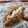 ベイクドグッズ サークル - ラムレーズンのバタークリームクロワッサン(380円)です。