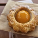 ベイクドグッズ サークル - ミニフルーツデニッシュ アプリコット&チーズケーキ(200円)です。