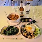 Tum Yum Changphuak - 料理写真:カオソーイ(チキン)、チャイニーズブロッコリー、チキンウィズフライドエッグパッカプラオ