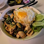 330516292 - チキンウィズフライドエッグパッカプラオ