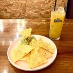 メキシカンバル victoria - フレッシュワカモレとめっちゃ美味しいパインジュース