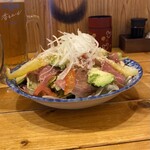 完全個室居酒屋 鳥錦 - 生ハムとアボカドのシーザーサラダ、もりもり食べちゃうくらいおいしい。