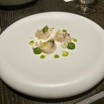 Iron Bay - 国産帆立貝の軽い燻製　ディルとレフォールのコンディメント