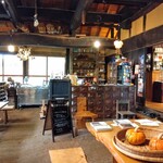 秋風舎 - 店内　土間