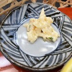 法師 - 燻製の香りのするマヨベースの和物　中身はイカクン？　プチプチとトビコも入っていました