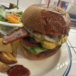エスビーダイナー コウベ - ベーコンエッグチーズバーガー　デカいんよ(-｡-;