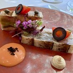 サンセリテ - ◉ 前菜
                                ・カマスとナスのプレッセ 
                                　　生姜風味のトマトのヴィネグレット