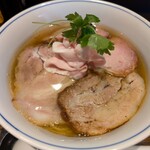 らぁ麺や 嶋 - 醤油よりスープの色は薄いです。