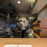 らぁ麺や 嶋 - チャーシューは奥のテーブルで切っています。