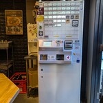 らぁ麺や 嶋 - 入り口に券売機があります。現金のみとなってます。