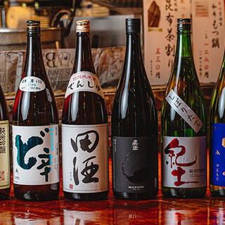 料理に合わせて店主が厳選した日本酒は季節の銘柄も楽しめる！