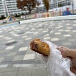 スワンベーカリー - 料理写真:近くの公園でパクリ