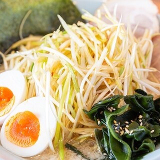 人気トッピングが勢揃い☆「特製ラーメン」で間違いなし！