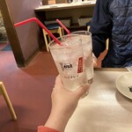 串かつ だるま 北新地店 - お水と無糖炭酸水で乾杯。