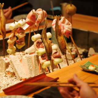 目の前の囲炉裏で焼き上げ。多彩な食材を原始焼きで味わう