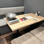 めしや 鼓動 - テーブル席