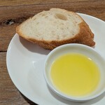 イタリアンSASUKE - バゲット（パスタソースをこそげ取るのに最適なので、最後まで食べずに取っておきましょう！）