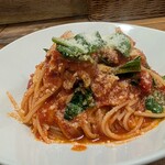 イタリアンSASUKE - 豚バラ肉とオリーブ・ほうれん草のトマトソース