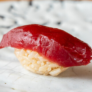 赤酢シャリのやさしい鮨と、工夫を凝らした酒肴のコース