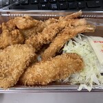 とんかつ道場 野田阪神店 - エビフライ3本と右がイカフライ、左下が白身フライ、左上のは唐揚げ2個　唐揚げはあっさりしとるけど、右上の謎のソースをかけると旨さ倍増やな　どっかみたい3倍美味いやな