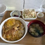 天間林ドライブイン - カツ丼　真ん中部分は私がつまみ上げた部分