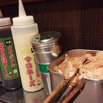 千房 - ここも、ソース・マヨ・海苔・かつお節、備え付けの分は、かけ放題だよ