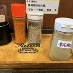 担担麺家 たけうち - 卓上調味料　奥には一味唐辛子と胡椒