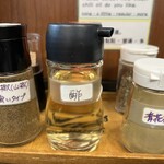 担担麺家 たけうち - 卓上調味料　1列目　花椒は四川花椒と青花椒の２種類