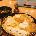 かつ半 - カツ丼は卵で閉じてあるのが好み。柔らかくなったところとカリッと残ったところどっちも美味しい。卵のぐあい、甘すぎないタレ、たっぷり入ったロース肉ととろける脂身。赤だしのしじみ汁。お重っぽい器も箸が当たっても優しい音でよき。ごちそうさまでした。