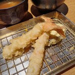 博多天ぷら たかお - ちょっとクロスさせて置いてくれたりしたら綺麗なのになぁ。。