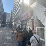 肉煮干中華そば 鈴木ラーメン店 - 待ちの様子。
